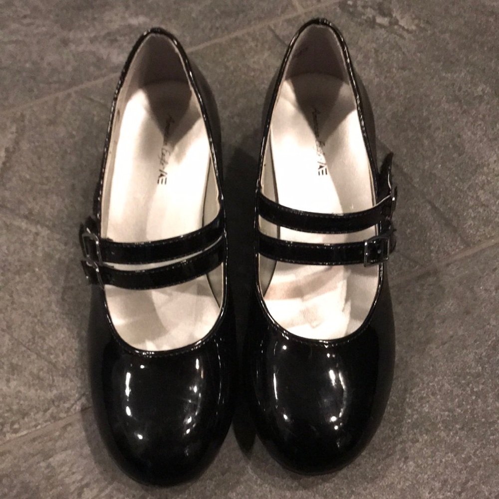 Patent leather girls shoes worn maybe 2 times.